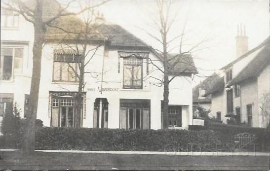 Website foto's 20150019.jpg - Villa Vijverzicht, Huydecoperweg nummers: 21-23. Gebouwd in 1904 door bouwkundige Rijk Cruijff uit Zeist.  De naam "Vijverzicht" komt al voor vanaf 1909 en is te volgen tot 1936 in het Adresboek van Zeist. Op Nr. 23 is vanaf 1909 al een telefoon - aansluiting te vinden en pas in 1934 krijgt Nr. 21 ook een aansluiting op het telefoonnet. De volgende families hebben gewoond op Huydecoperweg Nr. 21; Leegstaand, (1906-1910)., Mevr. Ds. G.J. Barger – Ittman die later verhuisd is zie: Wilhelminalaan 4b, (1910-1917)., Wed. D. Kolff –Reepmaker, (1918-1925)., Leegstaand, (1926)., H. van den Burg, (1927-1930)., D. Baron Mackay, Commissaris in effecten, Tel: 2260, (1931-1936)., J.E. Beerman, (1937-196?)., Wed. G.M. Brouwer, Kantoorbediende, (1941-195?). Op Nr. 23; Leegstaand, (1906-1908)., F.H. von Lindern, Scheepsbouwkundige – ingenieur, Tel: 138, (1909-1912., Leegstaand, (1913-1916)., T. Kielstra, oud – Arrondissement Schoolopziender, (1917-1935)., Leegstaand (1936)., S.J.P. Dijkstra, Uitgever, (1937-196?)., Mej. G. Bouma, (1950-1951)., Mej. W.R.F. van Riezen – de Groot en Wed. B. Riezen – May, (1952-196?). Opname omstreeks 1930.